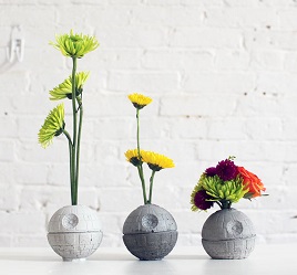 I love the clean, minimalist look of these vases. Whether painted or left as straight concrete, they look great! (image from homemade-modern.com)