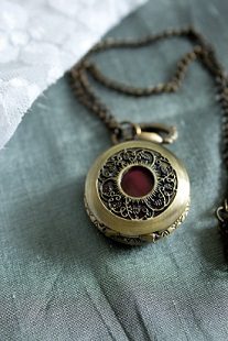 A great way to embrace a mom's love of all things Steampunk! This fun DIY project is simple, fun, and leaves a lot of room for individuality and creativity! (image from polkadotbride.com)